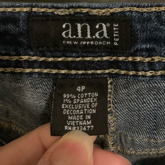 a.n.a. Low Cut Distressed Bell Bottom Jeans Dark Wash, Embroidered Pockets Sz 4P - Picture 4 of 9